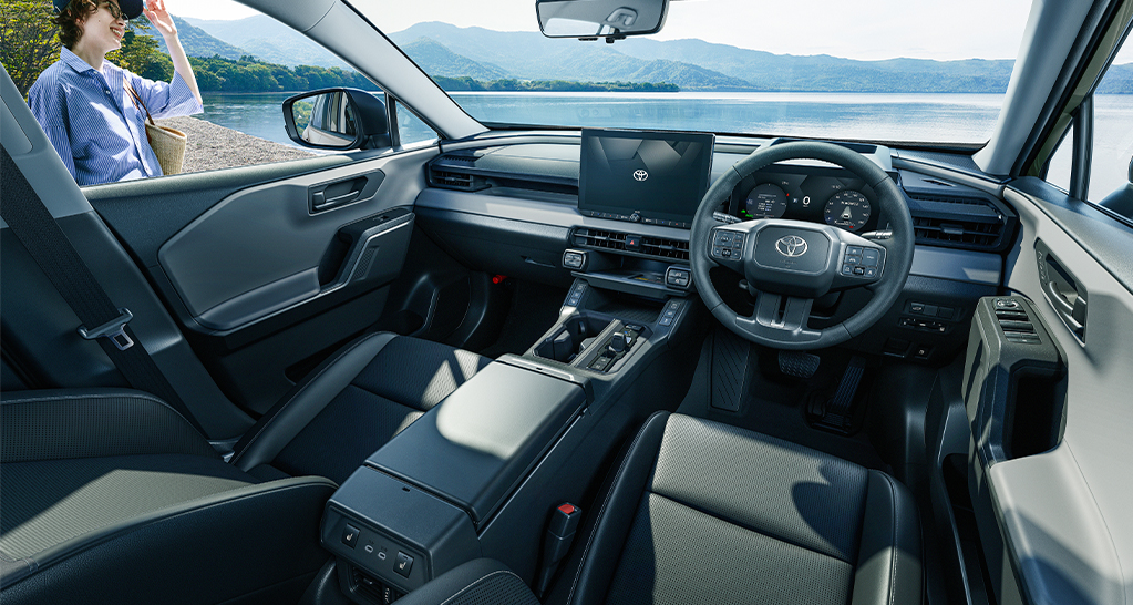 RAV4の内装を後席側から見た画像